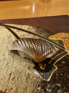 こはだの握り、酢の仕事が効いた一貫。