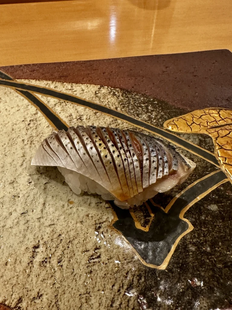 こはだの握り、酢の仕事が効いた一貫。