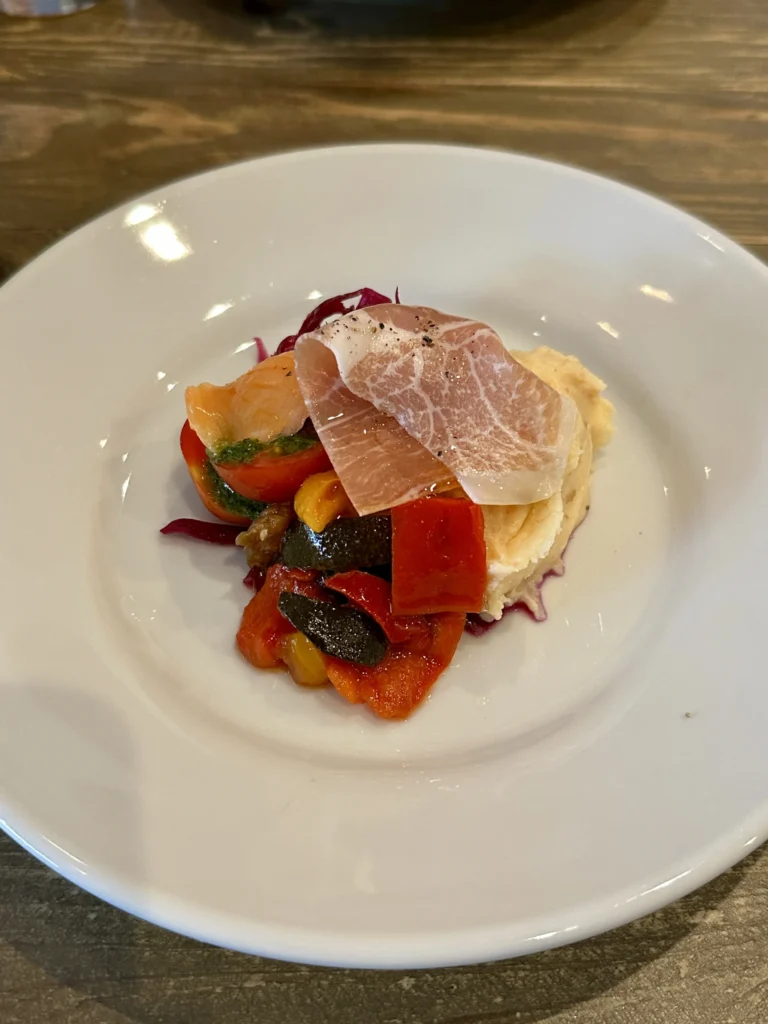 ランチセットの前菜、生ハムと彩り野菜のプレート