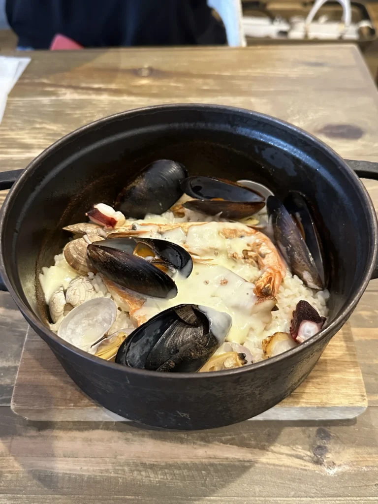 魚介がたっぷりの漁師風ごはん、鍋仕立ての洋食メニュー