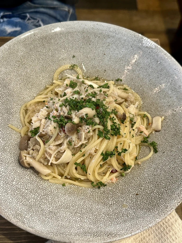 カニとカニみそのパスタ、オイルソースを絡めた洋食