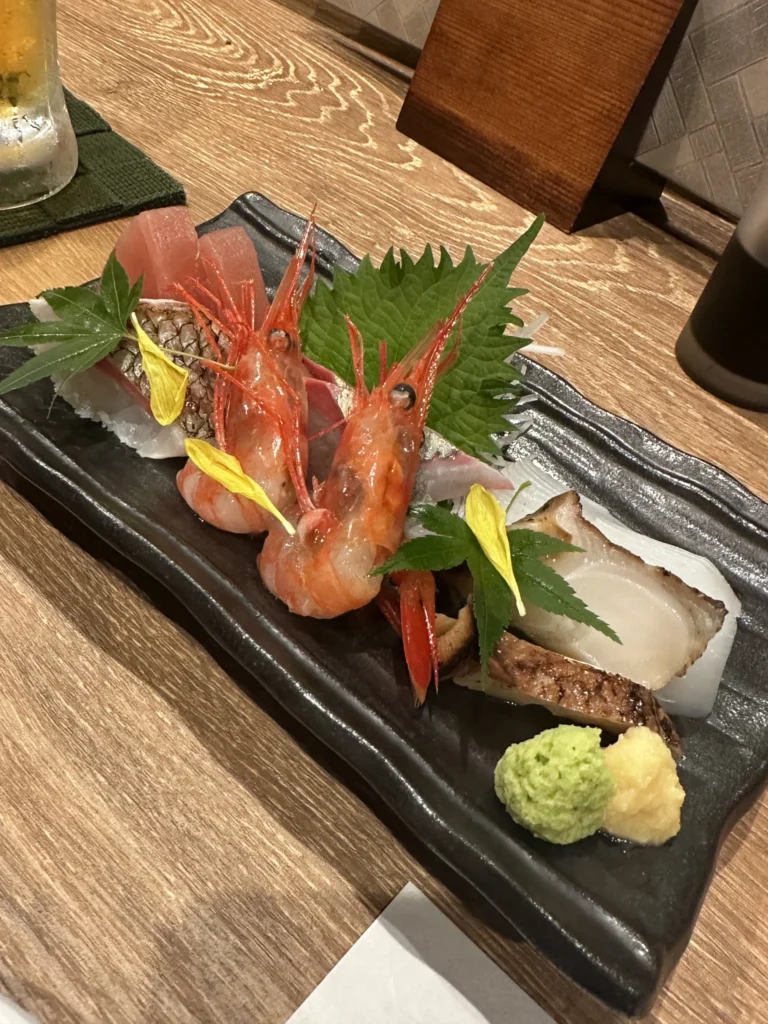 お造り盛り合わせ、甘エビ・ホタテ・白身など多彩な刺身