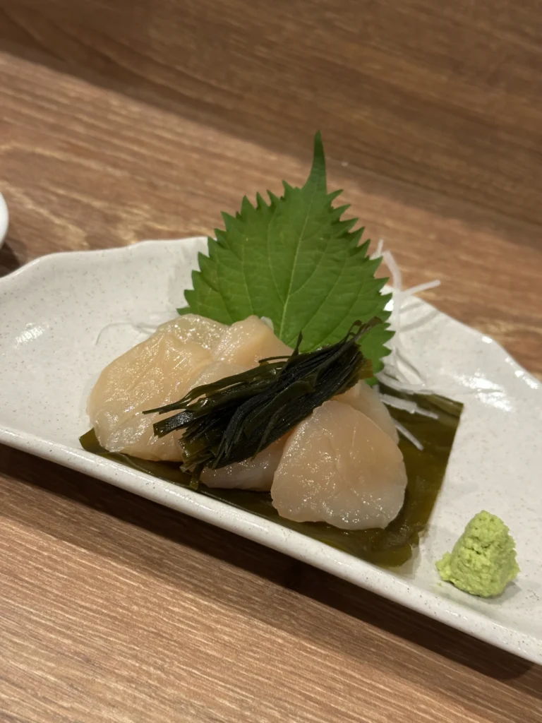 ホタテの昆布締め、薄造りで昆布を挟んだ白身