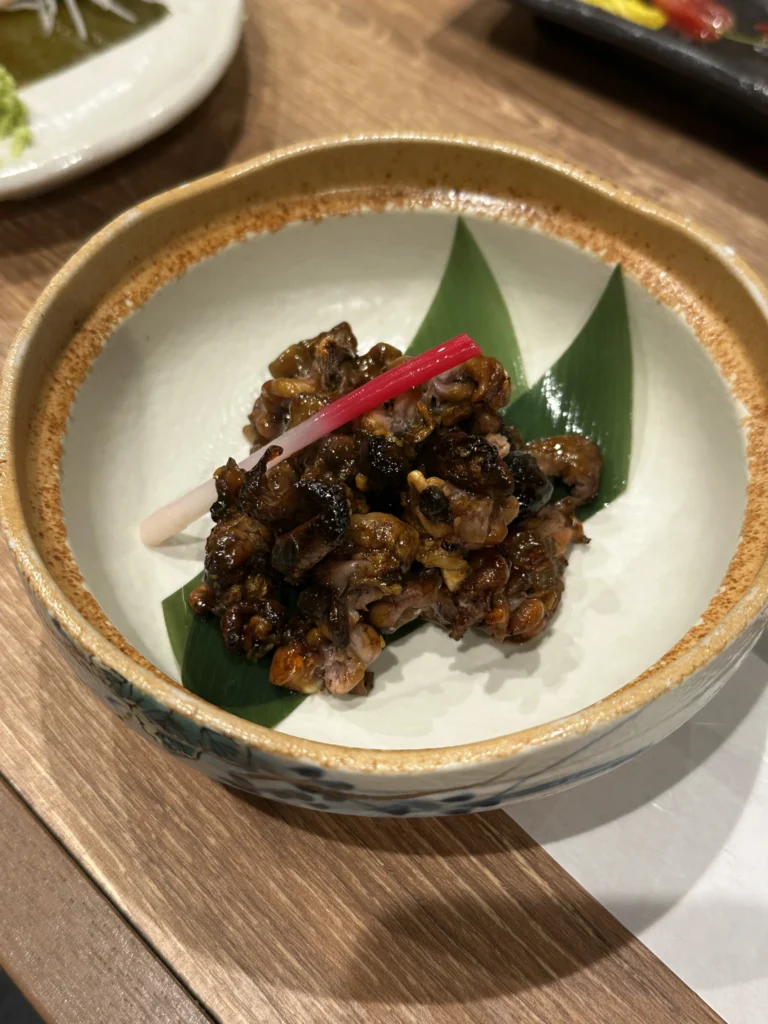 うなぎの肝焼き、焦げ目と脂の艶がある串焼き