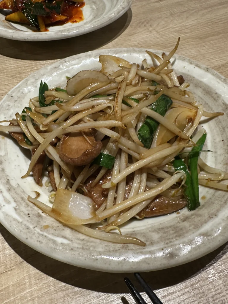 ニラレバ炒めの皿、もやしと玉ねぎを炒めた中華定番料理