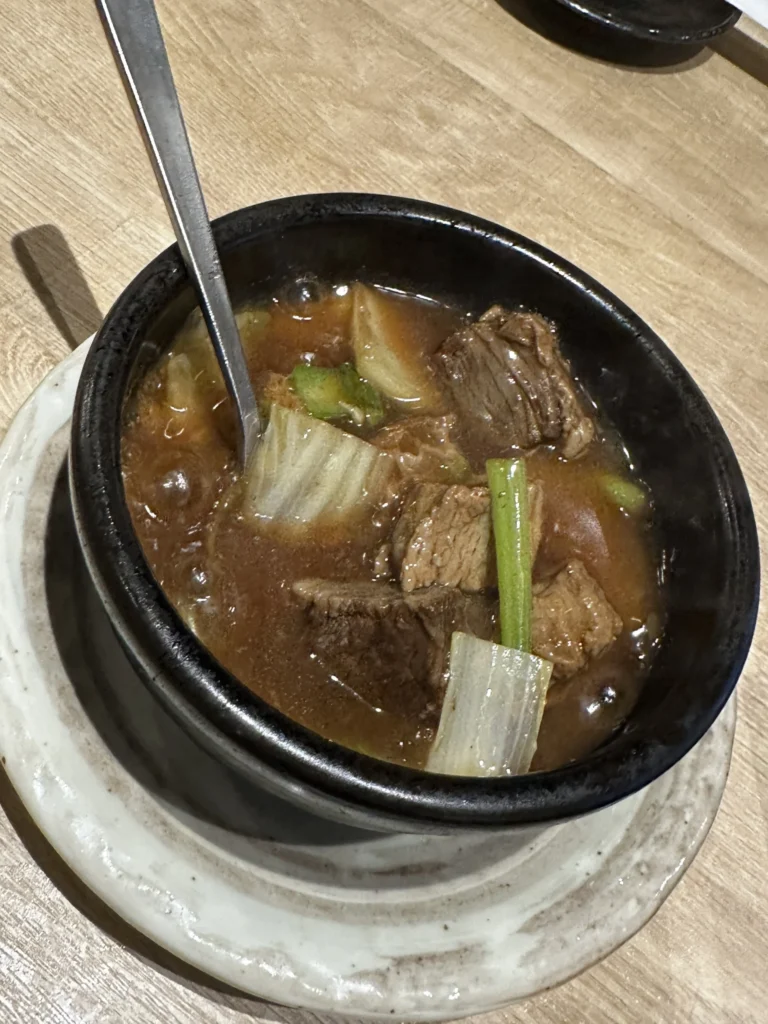 牛バラ白菜土鍋煮込み、熱々の鍋に盛られた煮込み料理