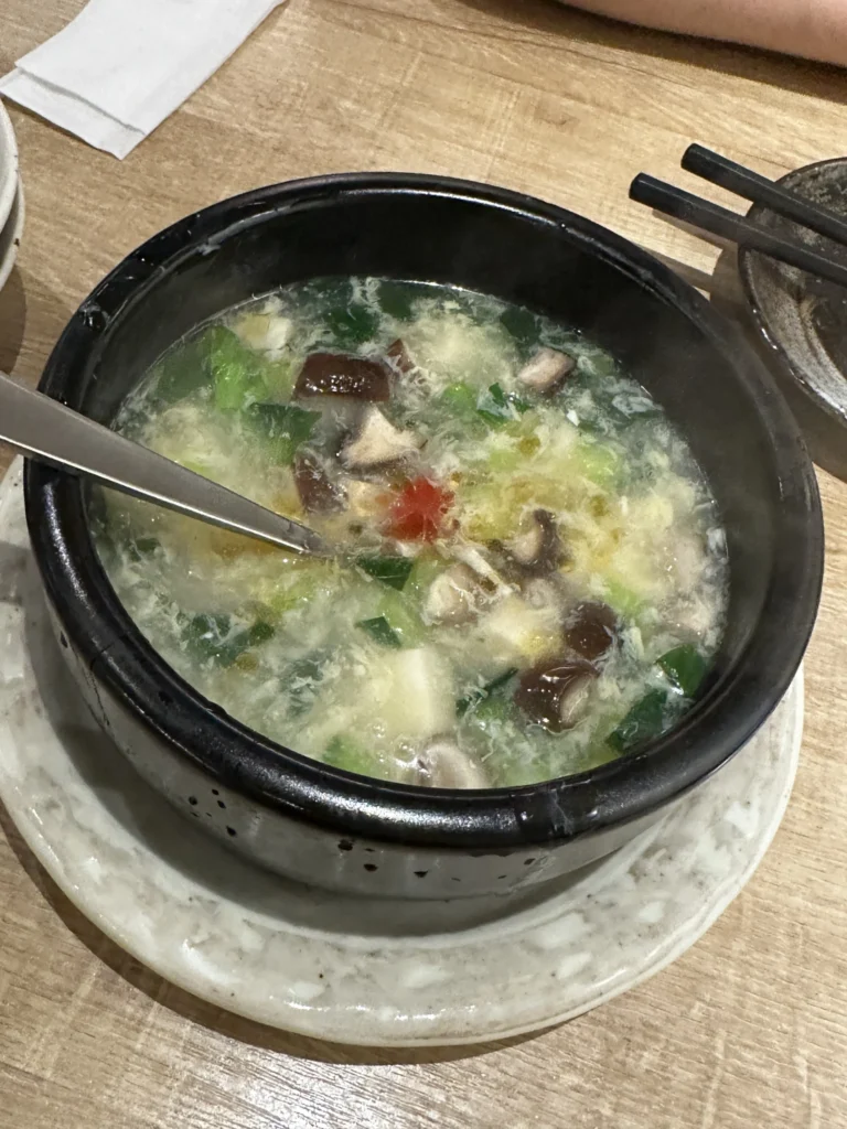 野菜玉子スープ、湯気の立つ中華スープ