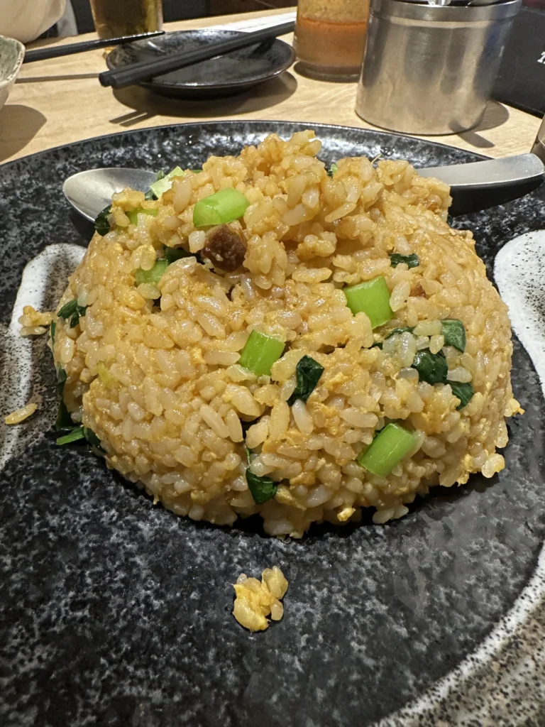 叉焼青菜チャーハン、黒皿に盛られた黄金色の炒飯