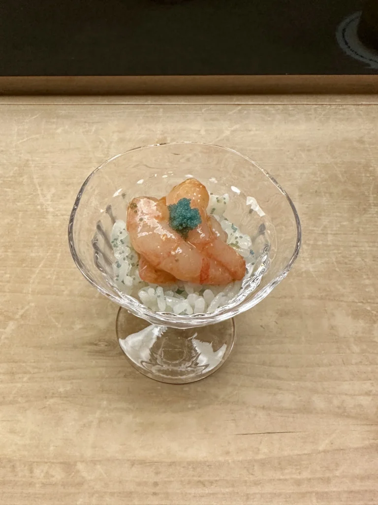 甘エビの握り、シャリは甘エビの卵が混ぜられている