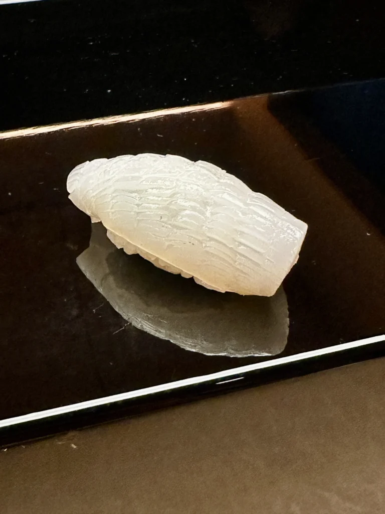 いかの握り、細かな包丁目が入って美しい