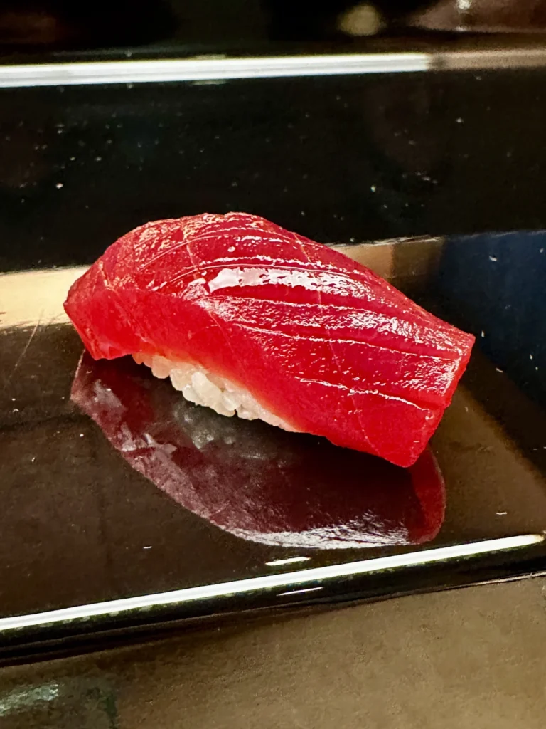 マグロの漬け握り、赤身の艶と旨み