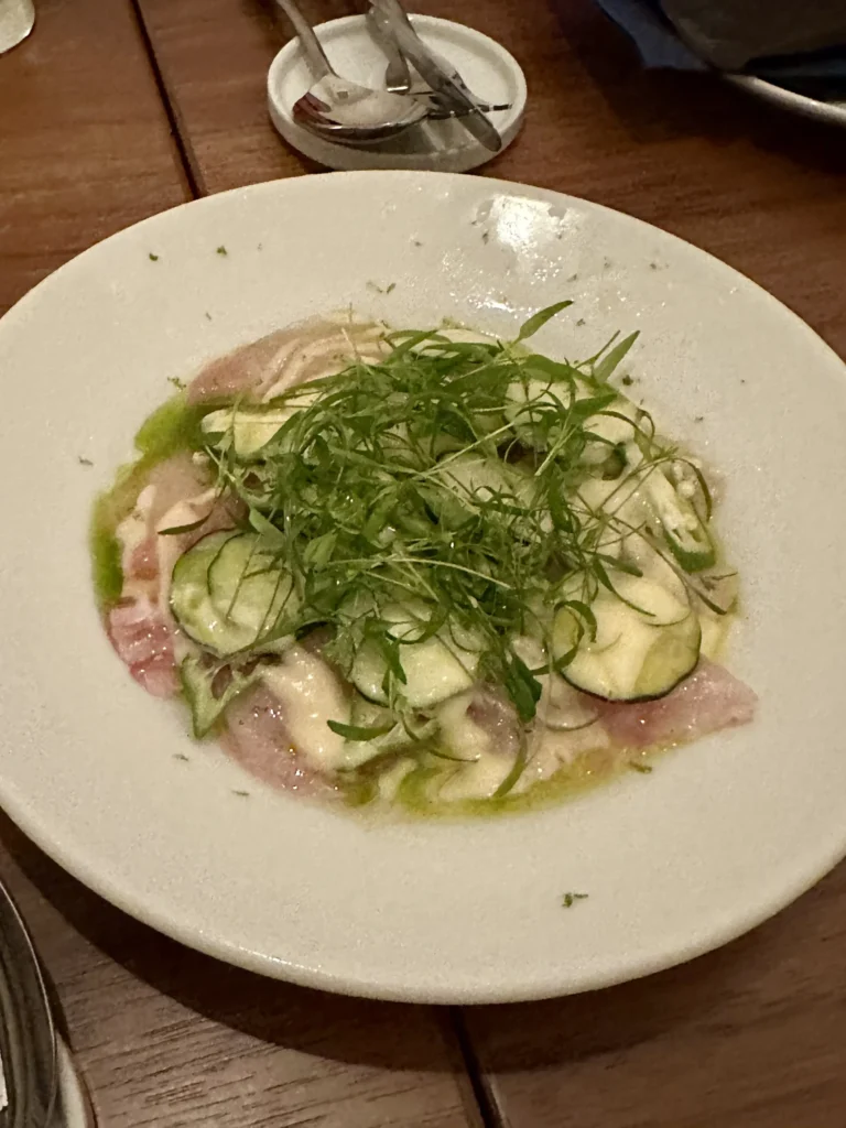 カガミダイのカルパッチョ、薄切りきゅうりとハーブ