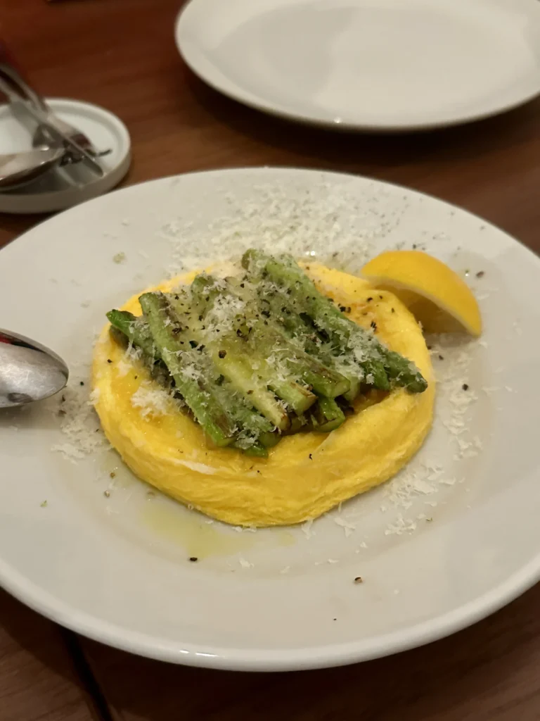 ふわとろ卵にアスパラとチーズ