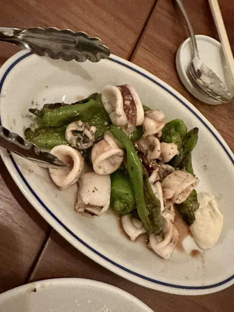 イカとシシトウのソテー、レモン添え