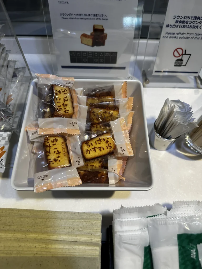 ANAラウンジ小松空港のスナックコーナーに並ぶカステラ