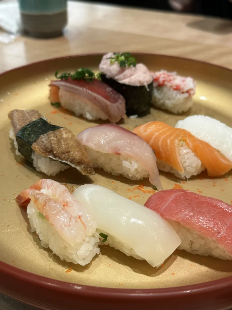 握りの盛り合わせ、金色の皿