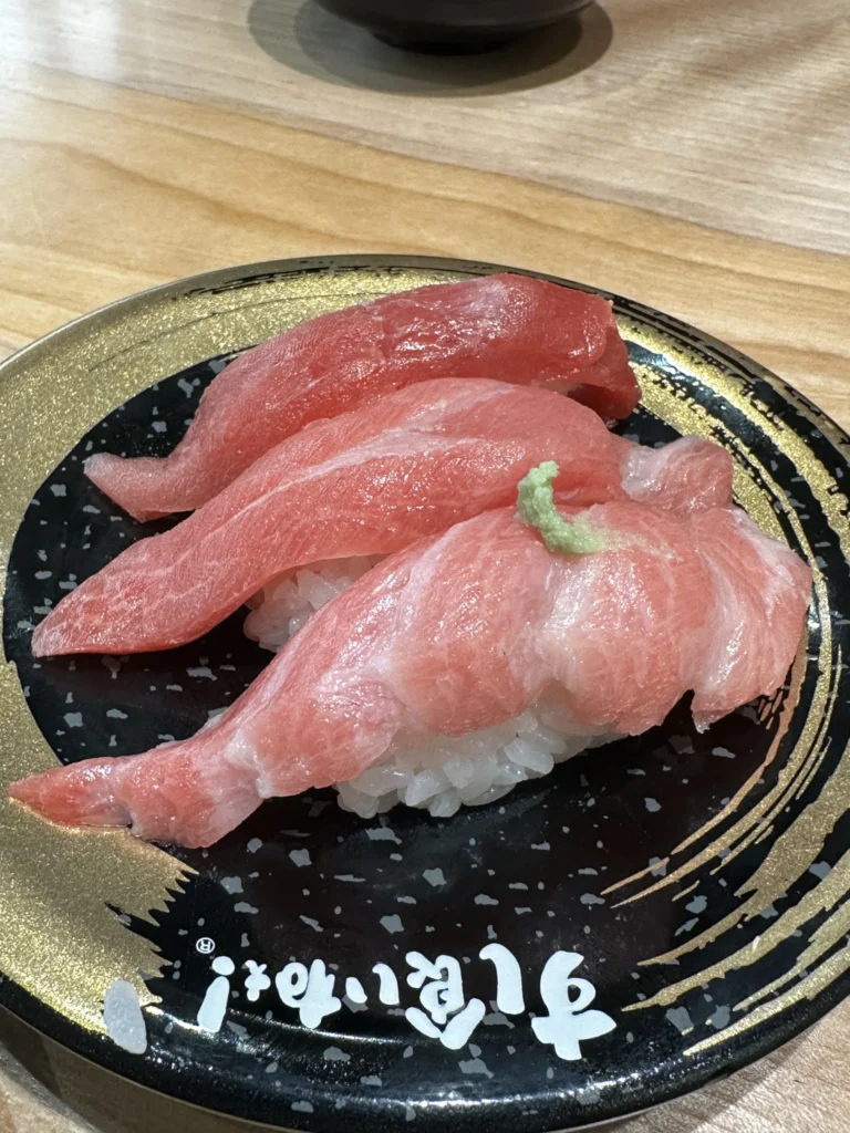 見た目に楽しい“盛り”は旅行客にも人気。脂と赤身の対比で変化を。