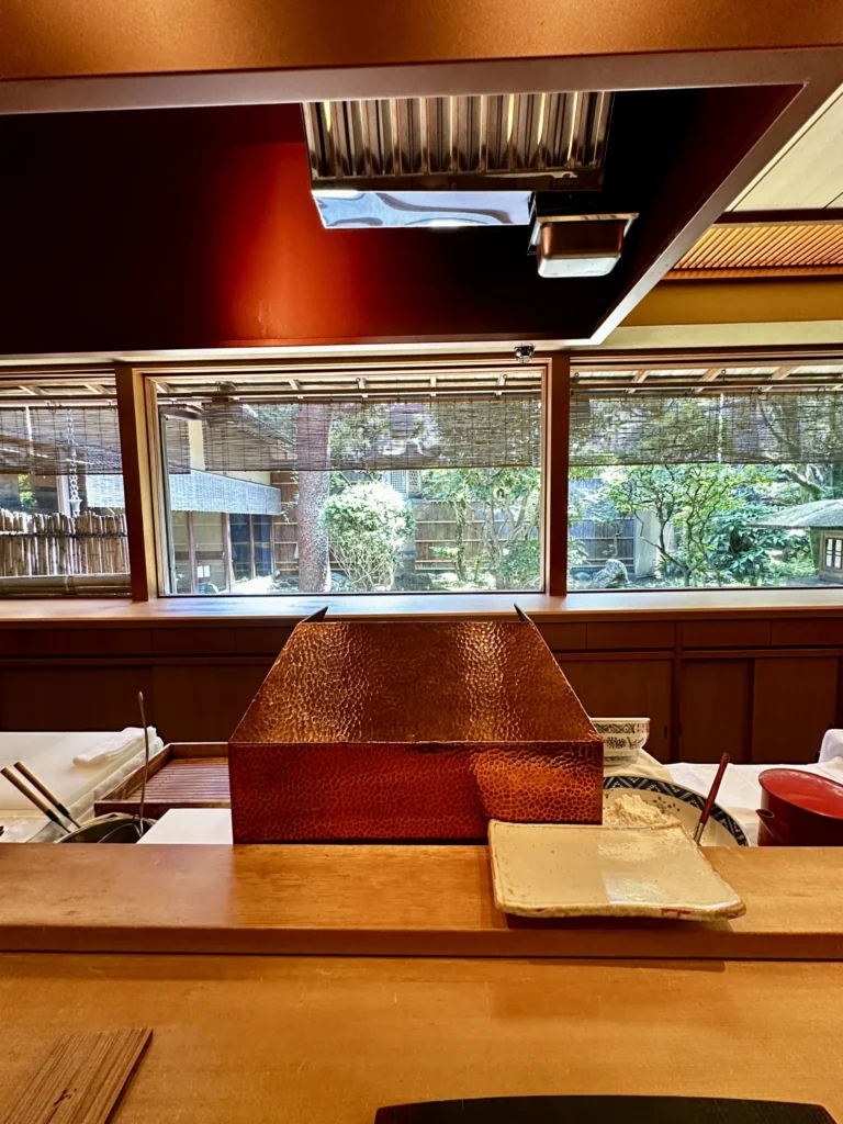 天金のカウンター席と庭園の眺め