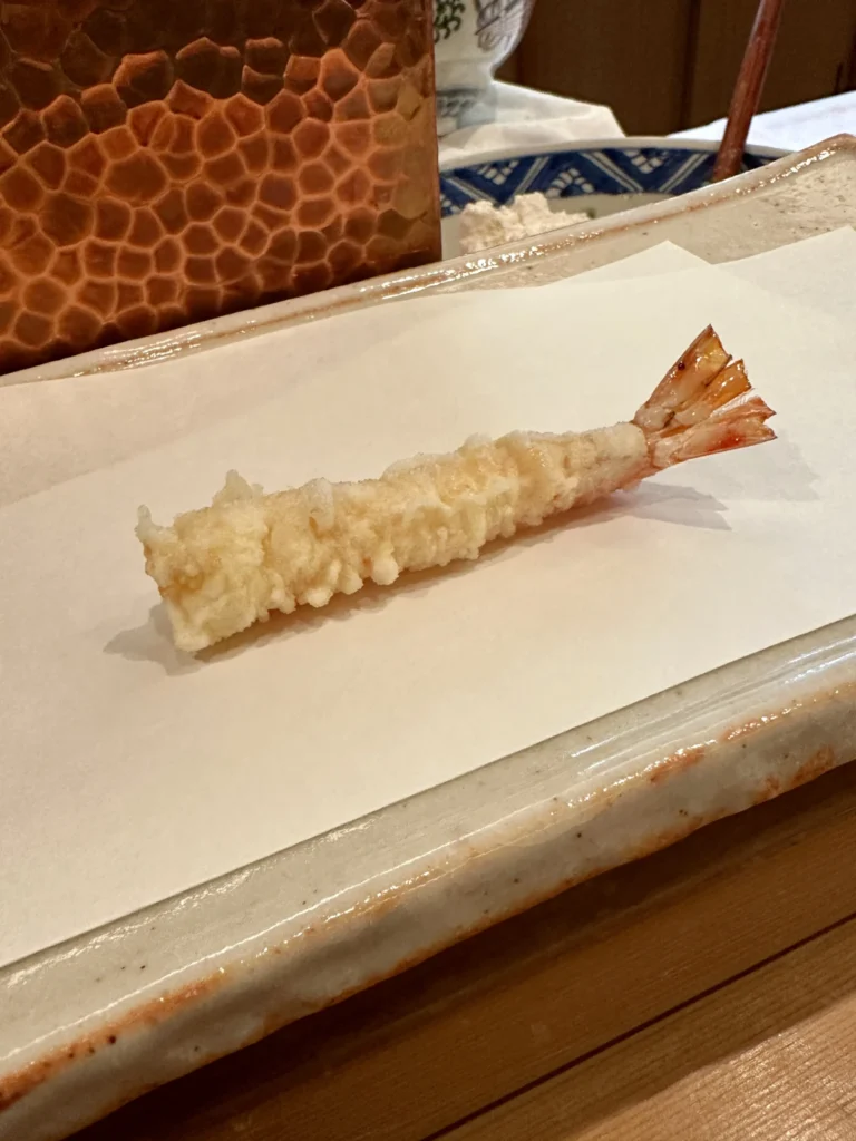 衣が軽い海老の天ぷら一本揚げ