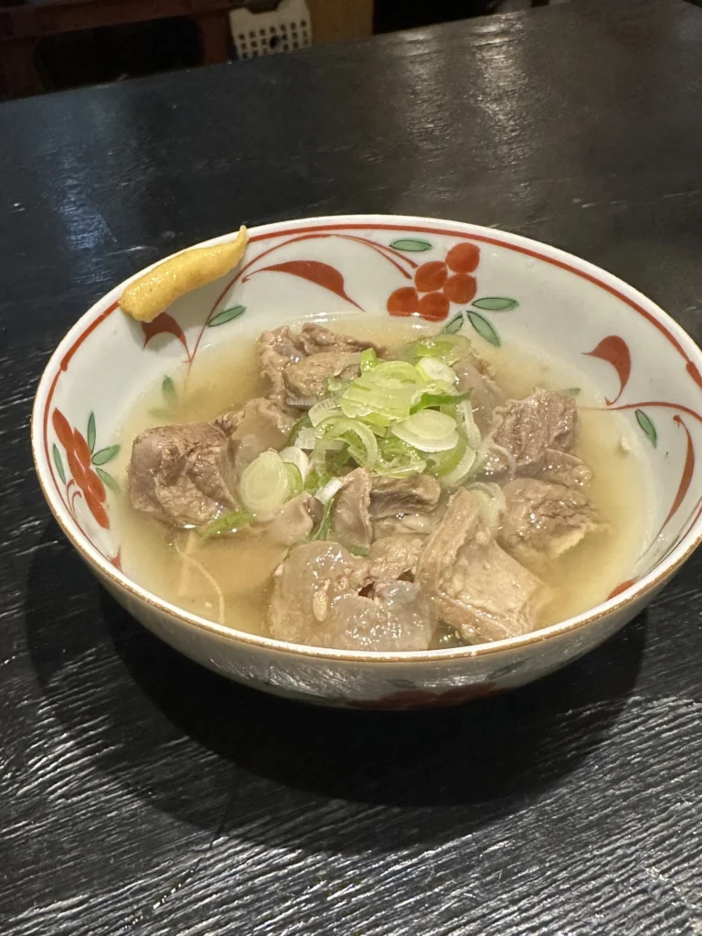 柔らかく煮込まれた牛すじの小鉢