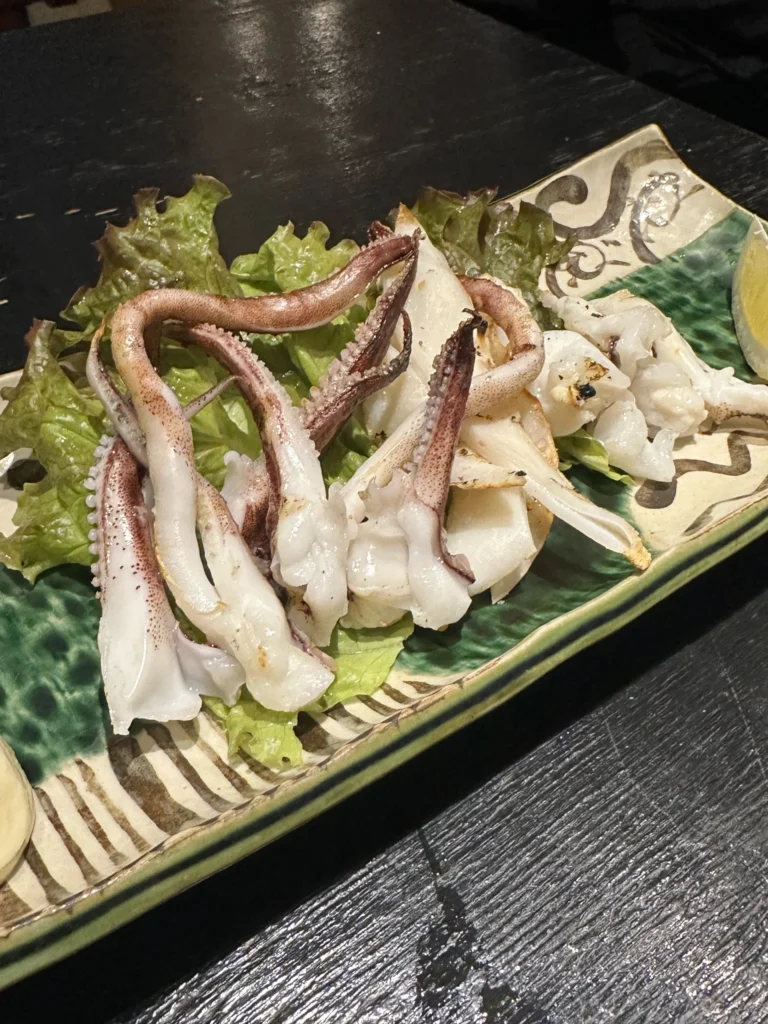 香ばしく焼かれたイカゲソの盛り付け