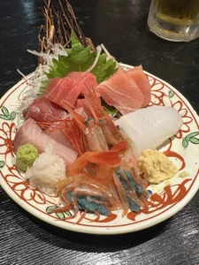 新鮮な刺身盛り合わせ、甘エビやマグロ