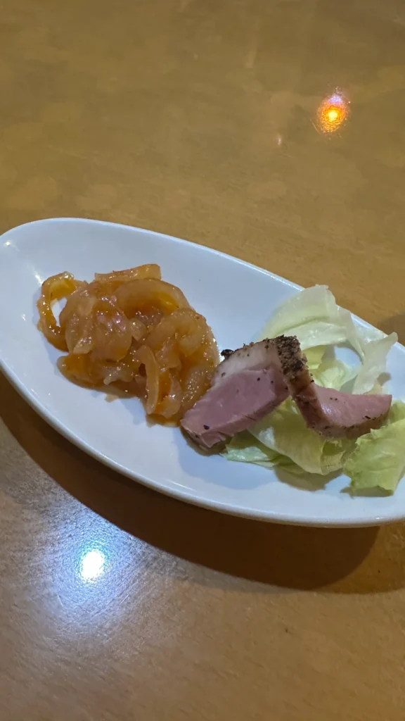 クラゲの和え物と鴨のスモーク前菜