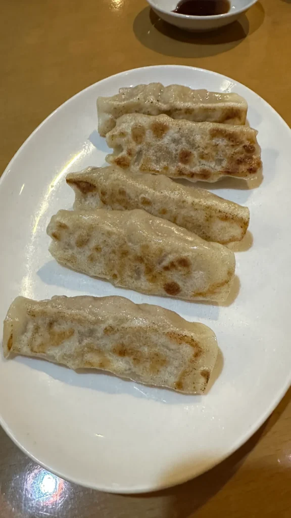 焼き目の香ばしい餃子5個