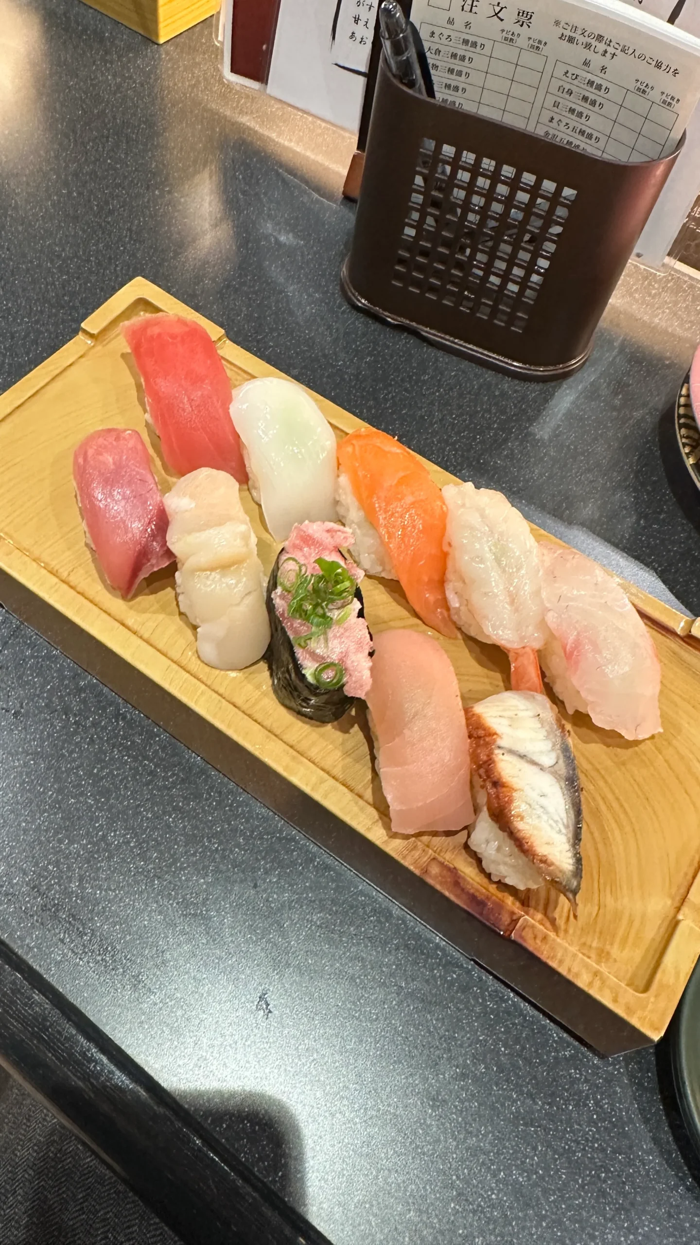 まぐろ、サーモン、白身、貝類など10貫のセット。粒立ちの良いシャリで軽やかな味わい。