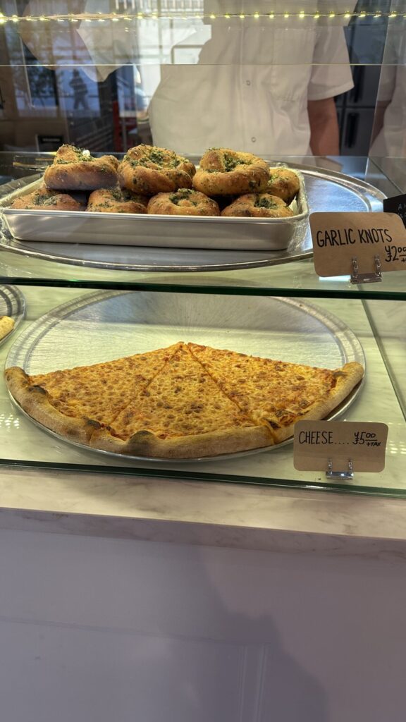 チーズが均一に焼けた薄焼きピザ