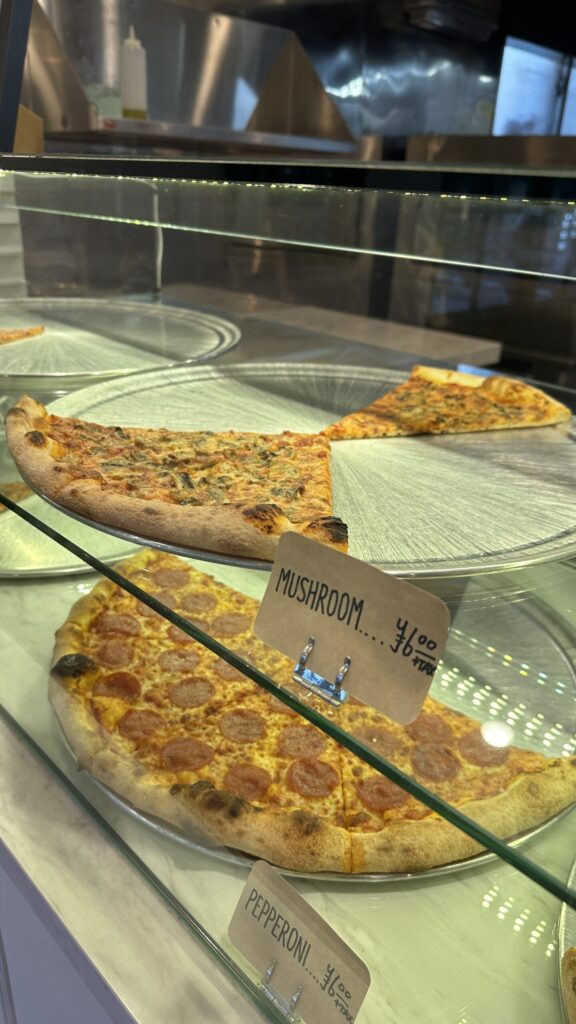 マッシュルームがのったピザスライス