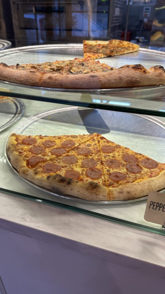 ペパロニを敷き詰めた大判ピザ