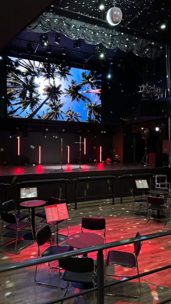 大型スクリーンとライトが輝くステージ全景