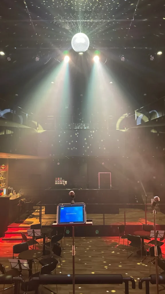 ステージから見た客席と照明演出の様子