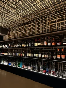 木格子デザインと整然と並ぶボトル