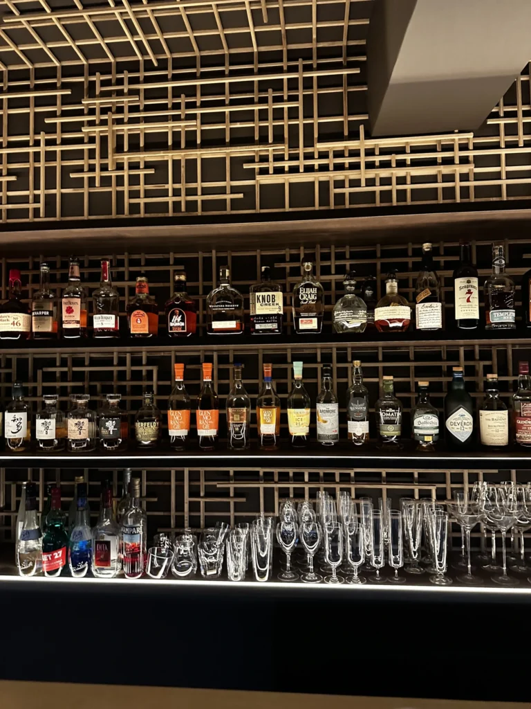 バーカウンターに並ぶウイスキー