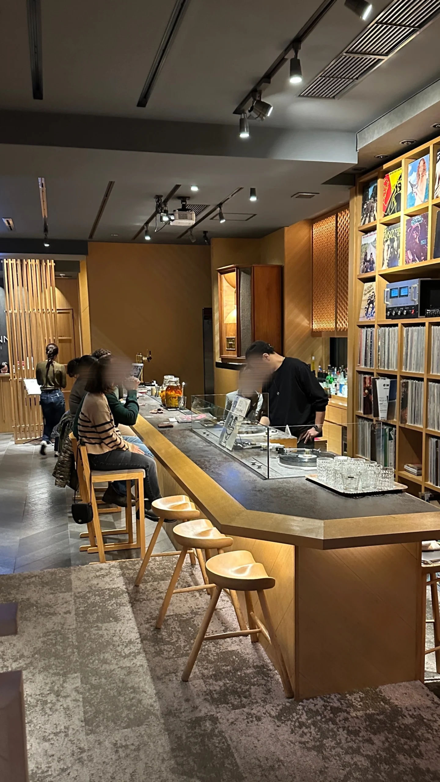 木のカウンターが印象的なバーの店内