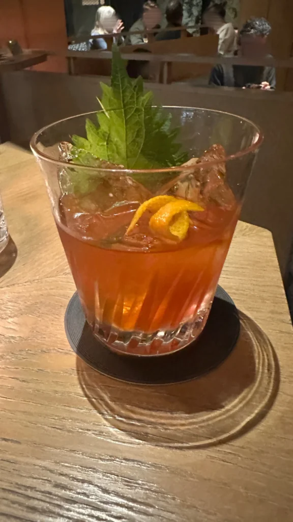 オリジナルカクテルの金沢紫蘇ネグローニ