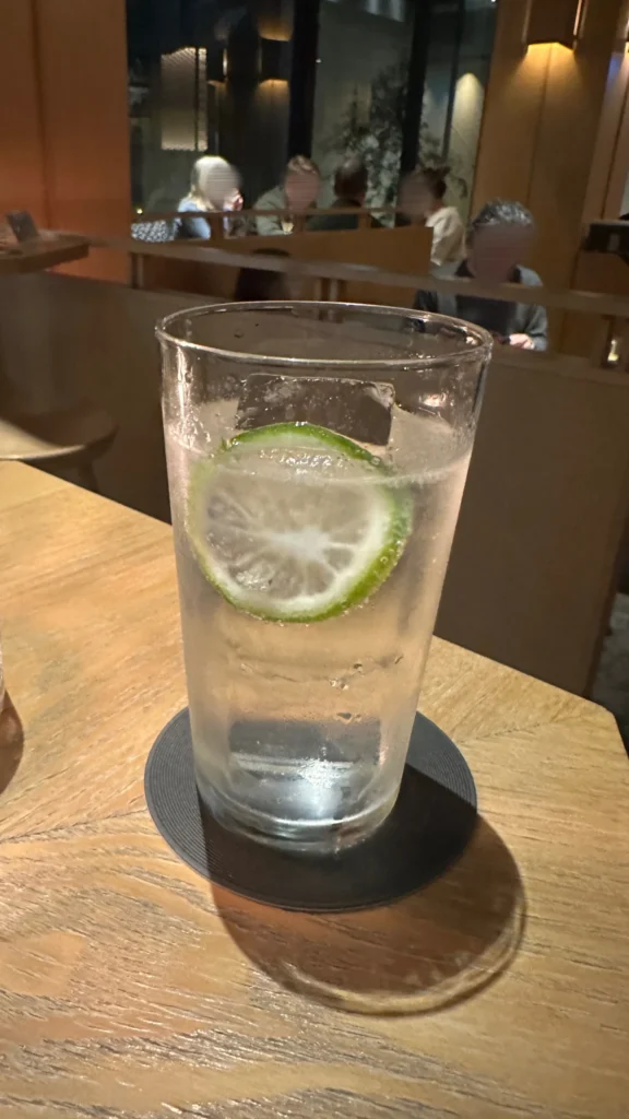 透明なグラスのジントニックとライム