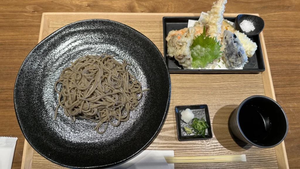 天せいろ蕎麦の美しい盛り付け