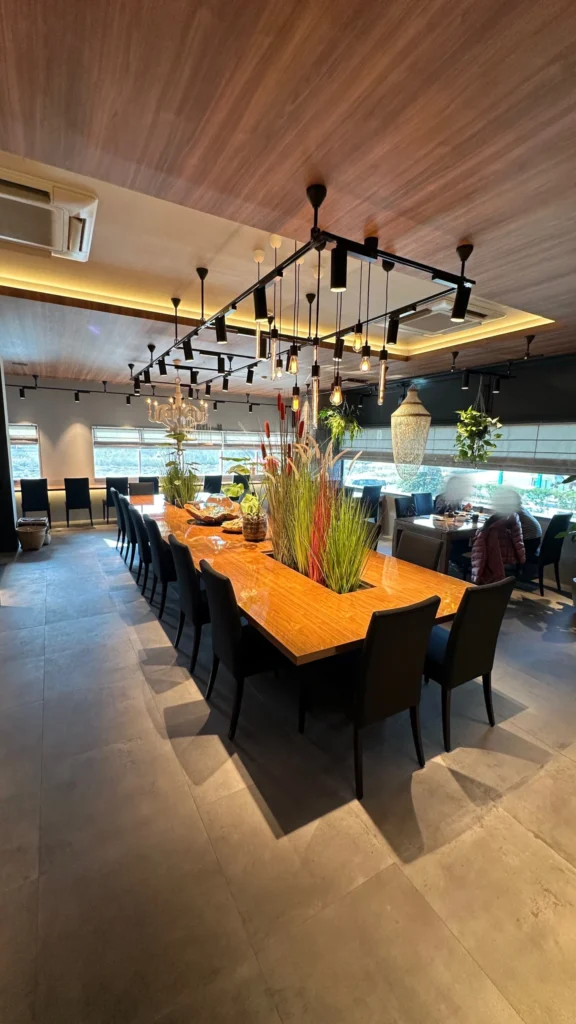 木の温もりある店内