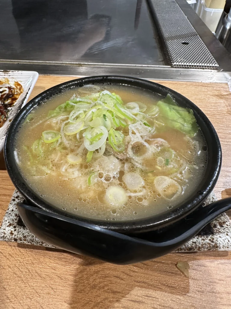 熱々の牛もつ煮込み