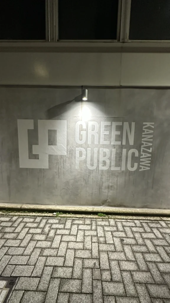 GREEN PUBLIC KANAZAWAの外観ロゴ