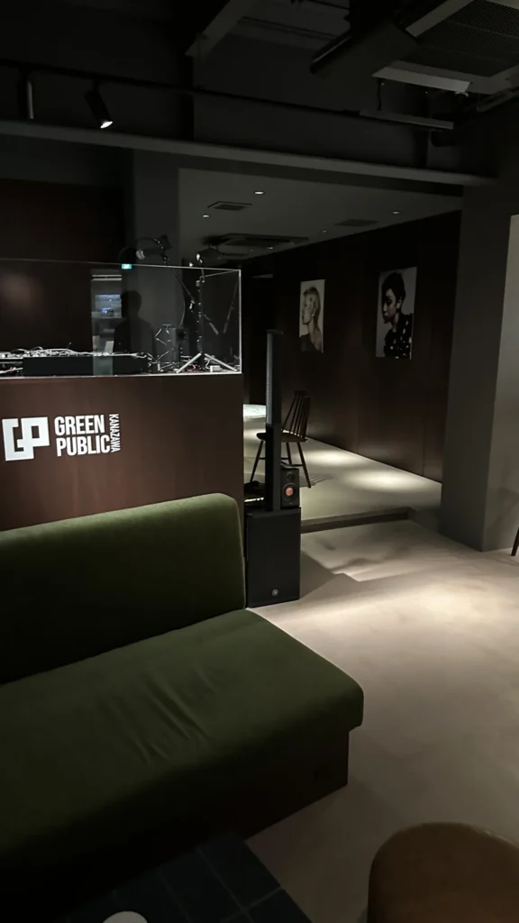 DJブースが設置されたラウンジエリア