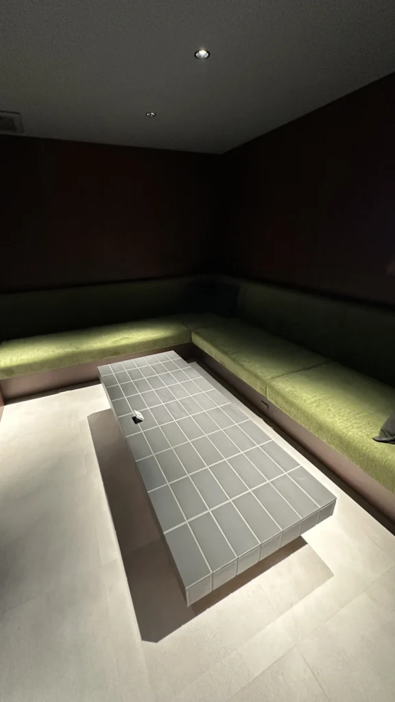 グリーンのソファが囲むVIPルーム