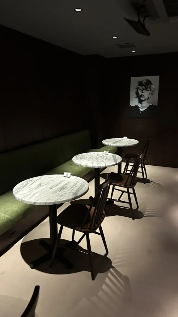大理石風テーブルが並ぶシックなテーブル席