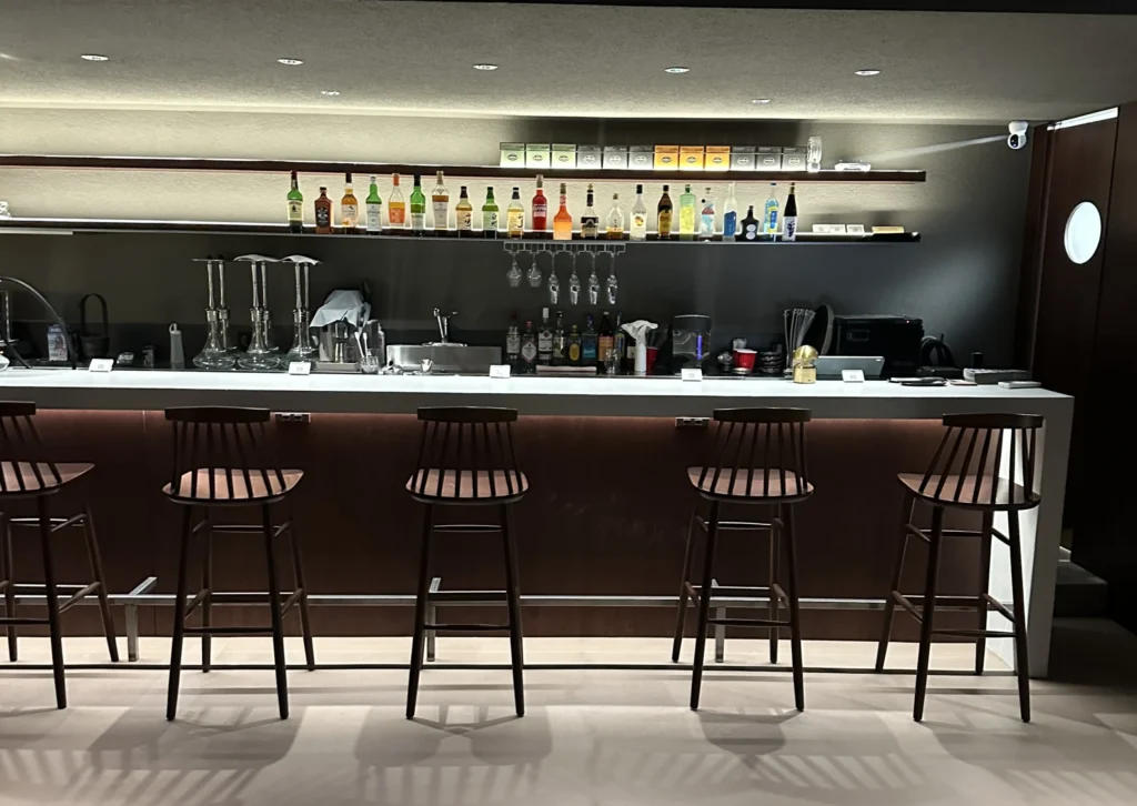 ボトルが並ぶバーカウンターの風景