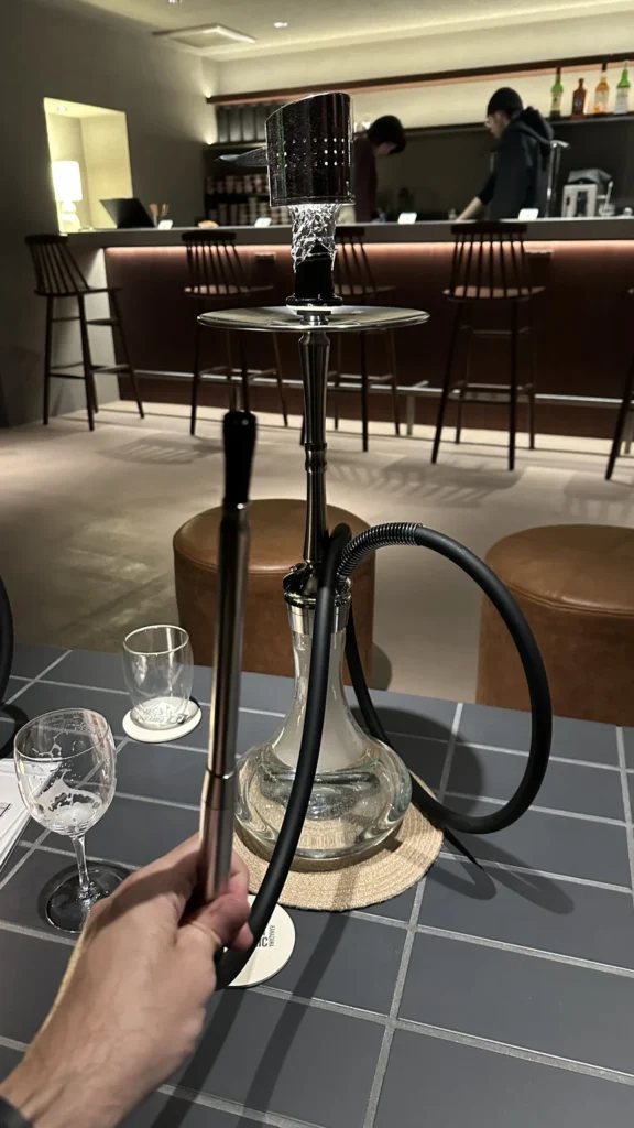 透明ガラスのシーシャとモダンなカウンター