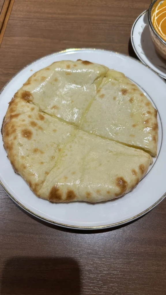 チーズたっぷりのナン