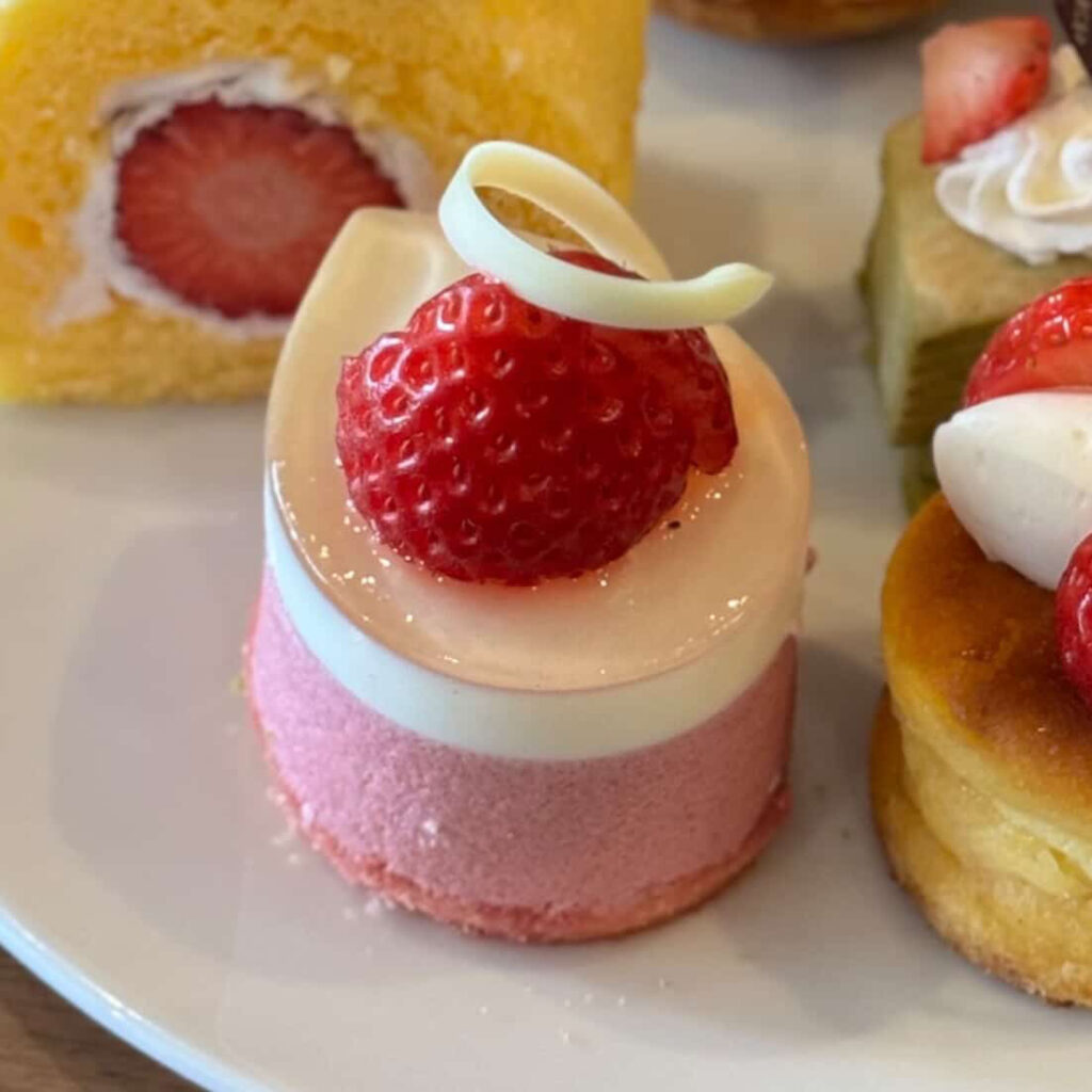 いちごムースの雫型ケーキ